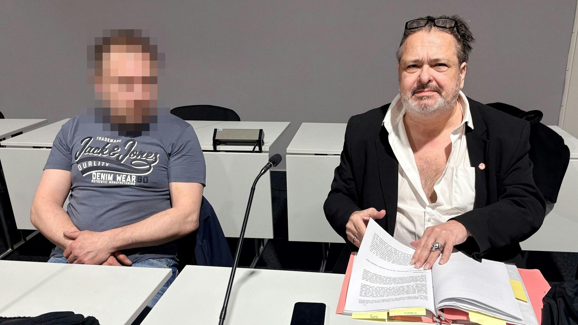 Der Angeklagte mit seinem Verteidiger Claus Eßer beim Prozess im Kölner Amtsgericht