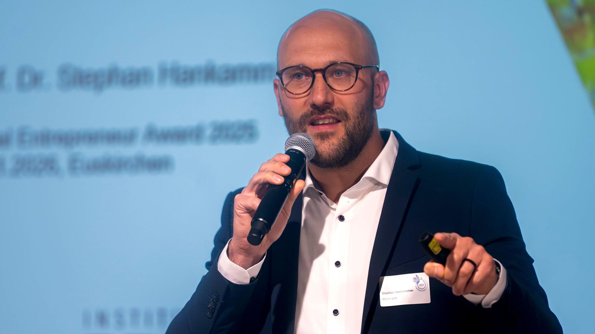 Das Bild zeigt den Experten in der Ideenfabrik.