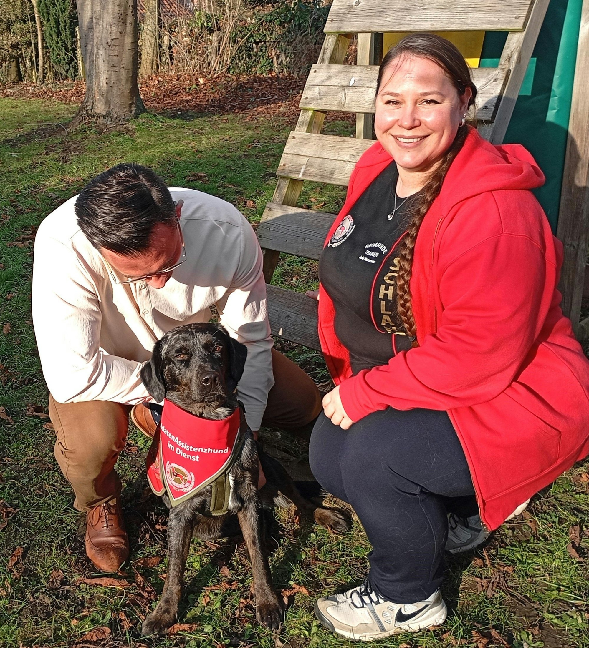Julian Z. mit Assistenzhund Holly und Trainerin Julia Wurmsee
