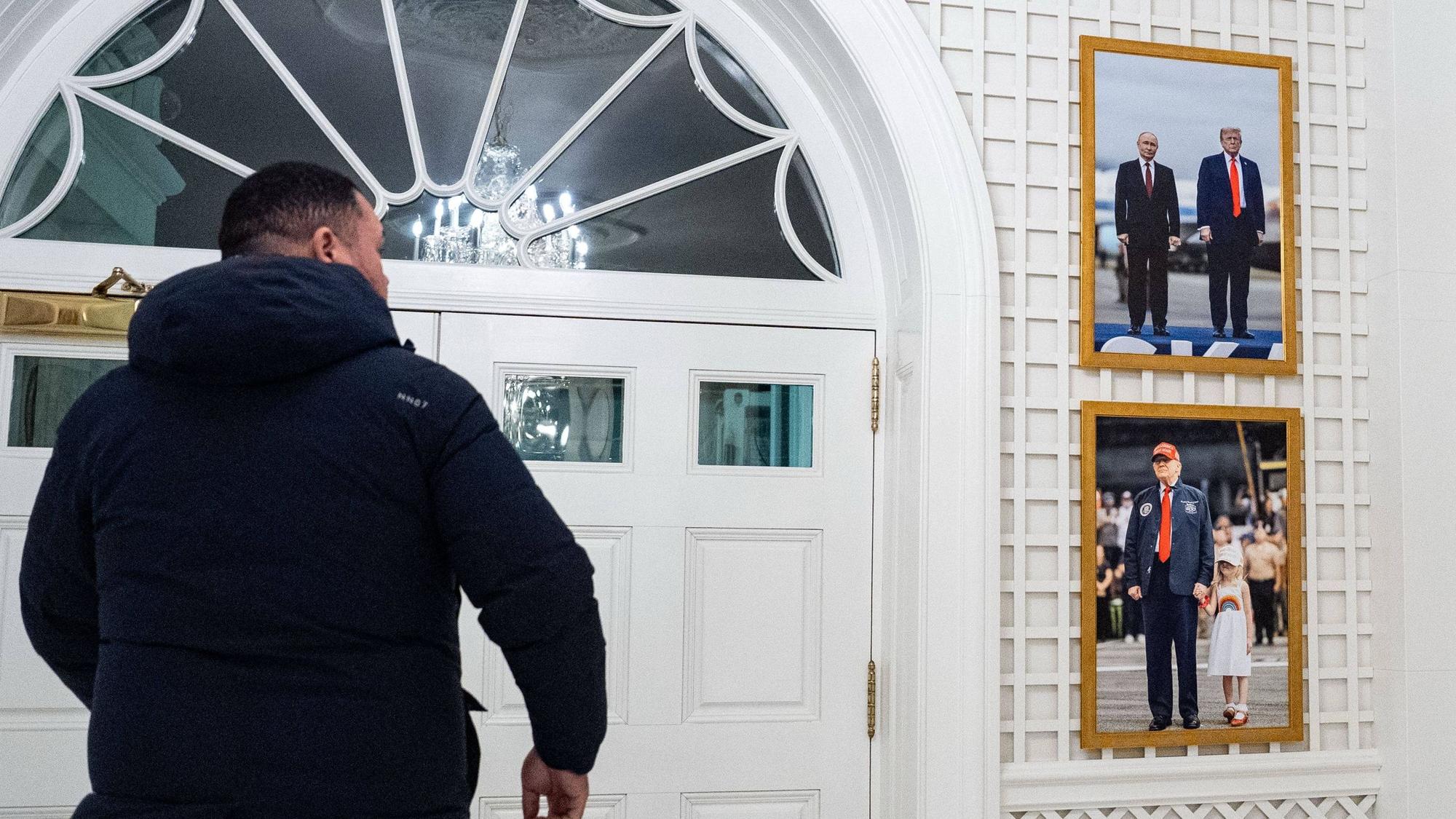 Ein Foto des Treffens von Kremlchef Wladimir Putin mit US-Präsident Donald Trump im letzten Jahr in Alaska hängt nun im Weißen Haus. (Archivbild)