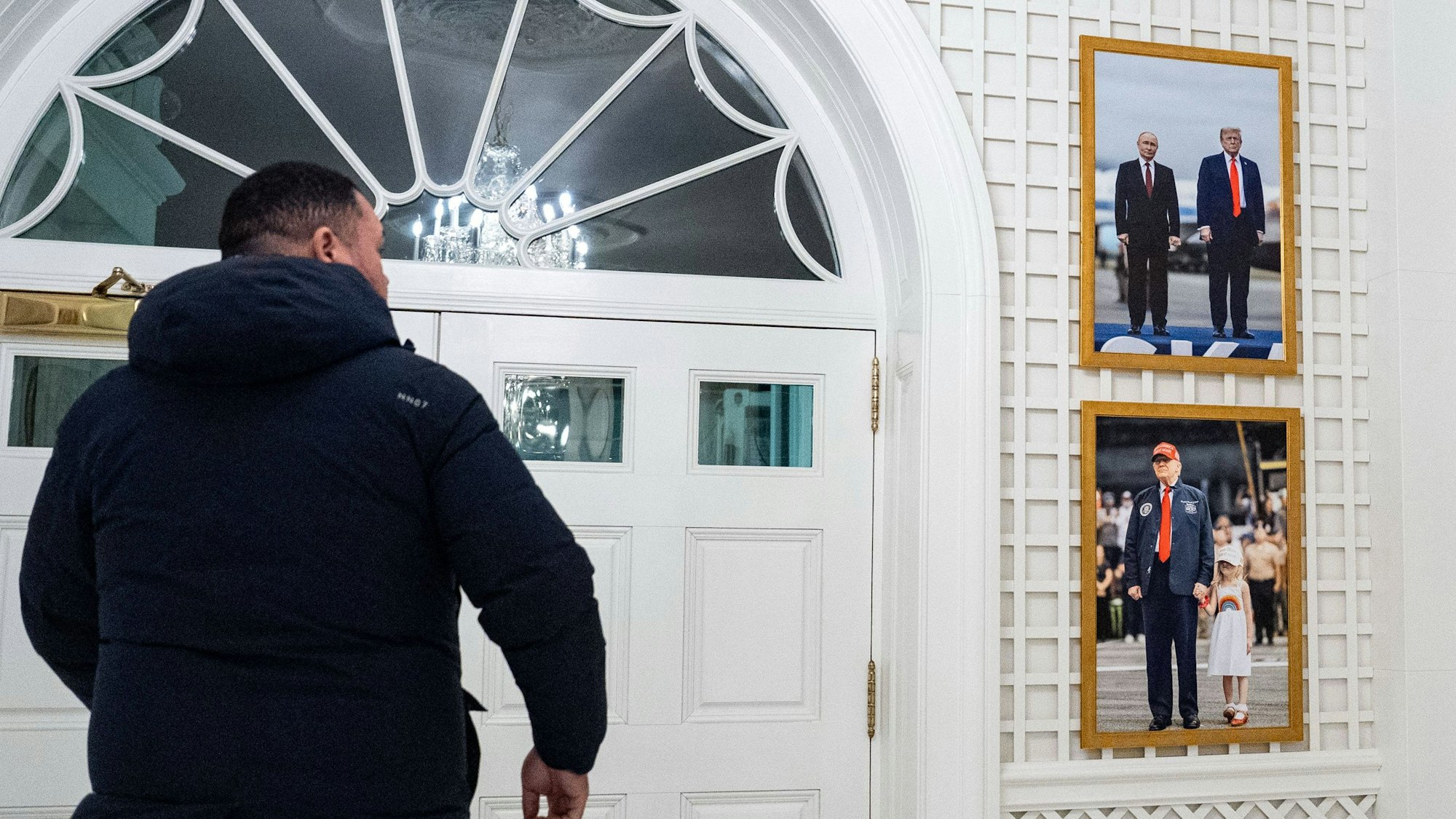 Ein Foto des Treffens von Kremlchef Wladimir Putin mit US-Präsident Donald Trump im letzten Jahr in Alaska hängt nun im Weißen Haus. (Archivbild)