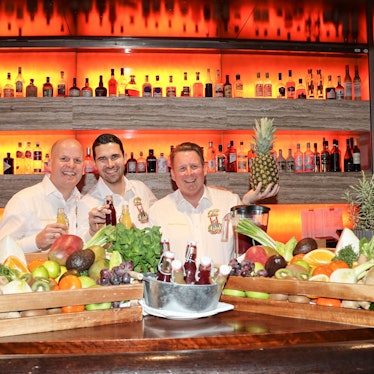 Das Kölner Dreigestirn steht hinter der Theke der Hofburg.