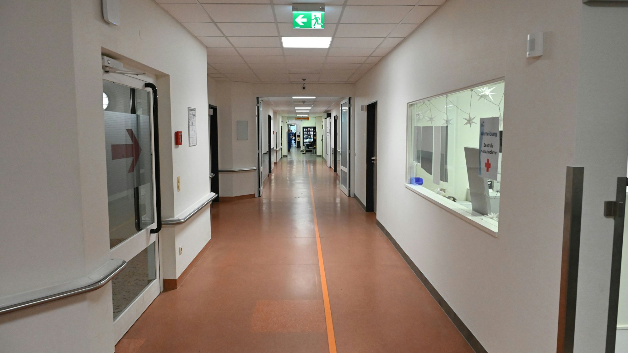 Ein langer Gang im Kreiskrankenhaus Mechernich führt zur Notaufnahme.