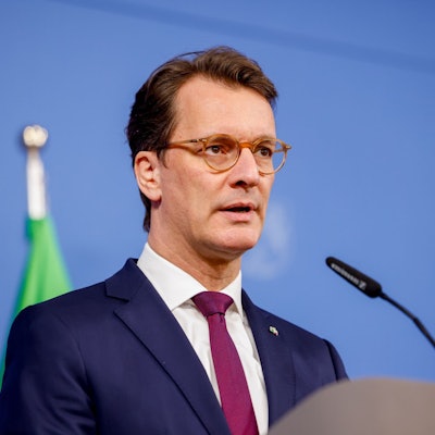 Auch nach dem Rücktritt von Ex-Fluchtministerin Josefine Paul (Grüne) bleibt das Regierungshandeln der schwarz-grünen Koalition von Ministerpräsident Hendrik Wüst (CDU) Zielscheibe der Opposition im Düsseldorfer Landtag.