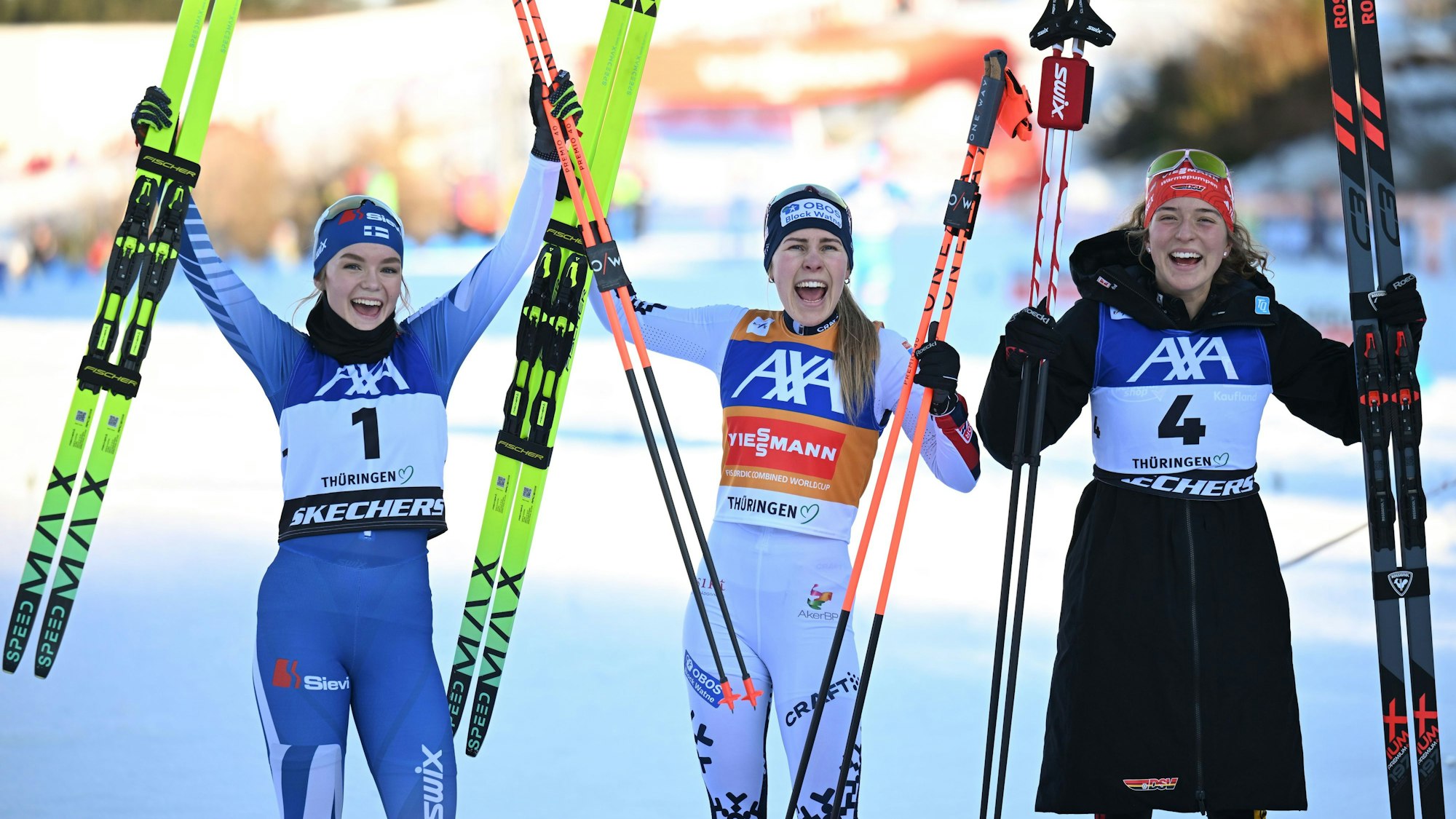 Ida Marie Hagen (M) aus Norwegen gewinnt vor Minja Korhonen (l) aus Finnland und Nathalie Armbruster aus Deutschland. Alle drei jubeln nach dem Rennen.
