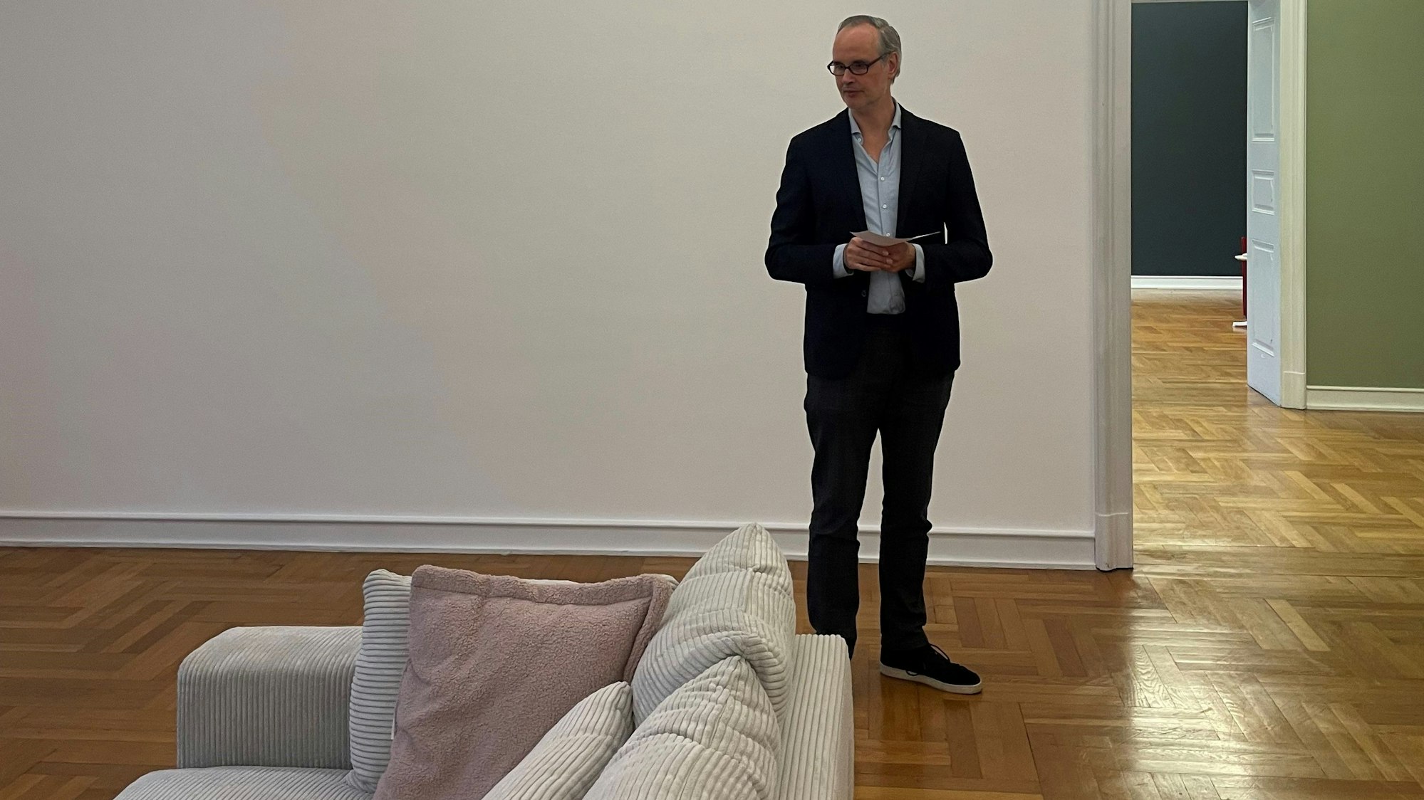 Fritz Emslander vor einer Projekt-Couch im Museum.