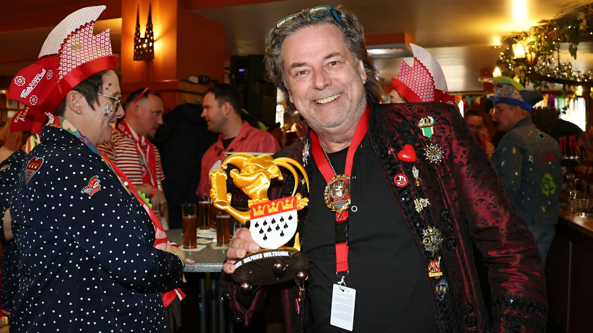 Wilfried Wiltschek mit seinem Goldenen Erdmännchen.