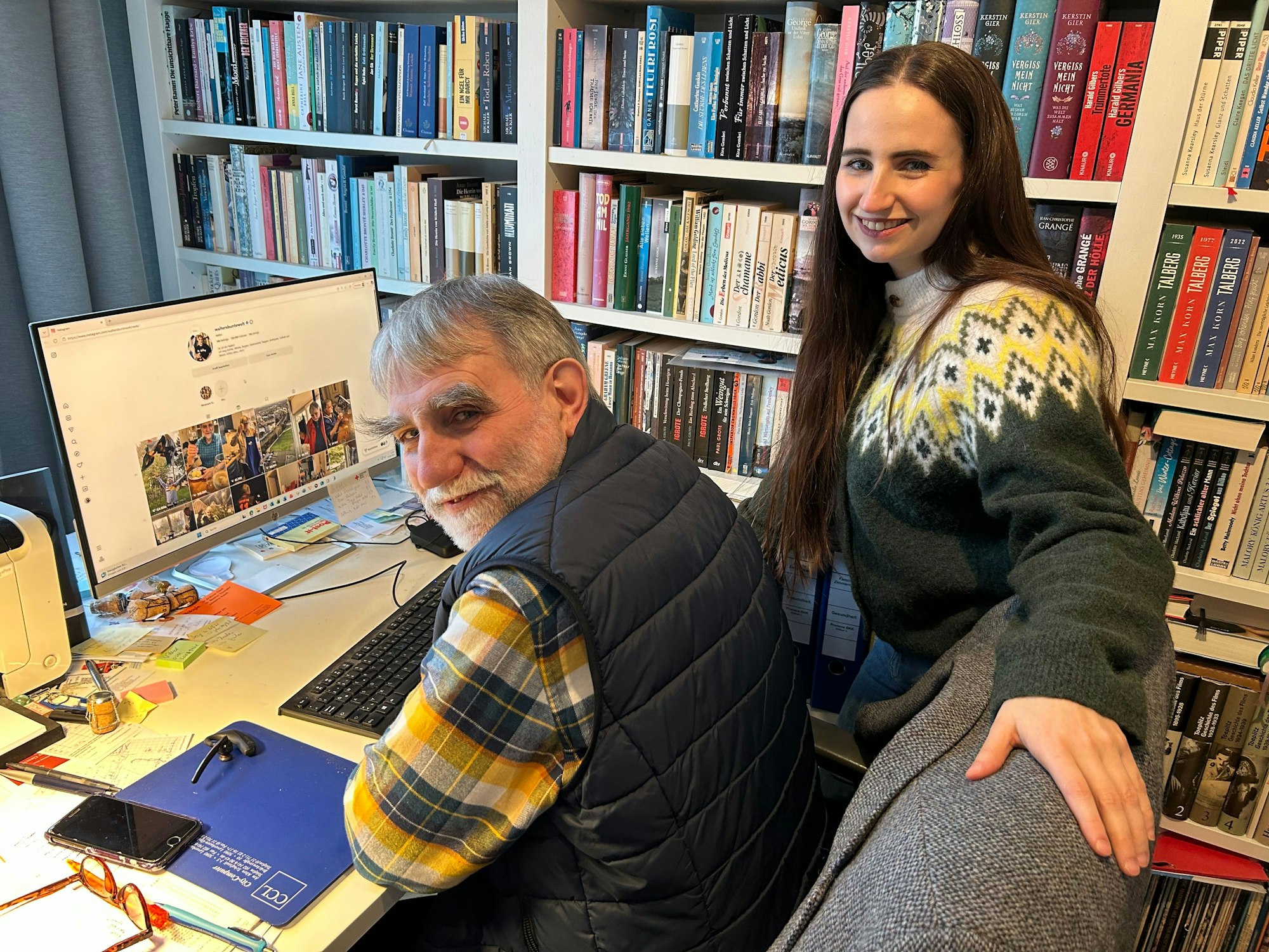 Nach der Aufnahme vertonen das Vater-Tochter-Gespann ihr Video gemeinsam mit Mikro am PC.