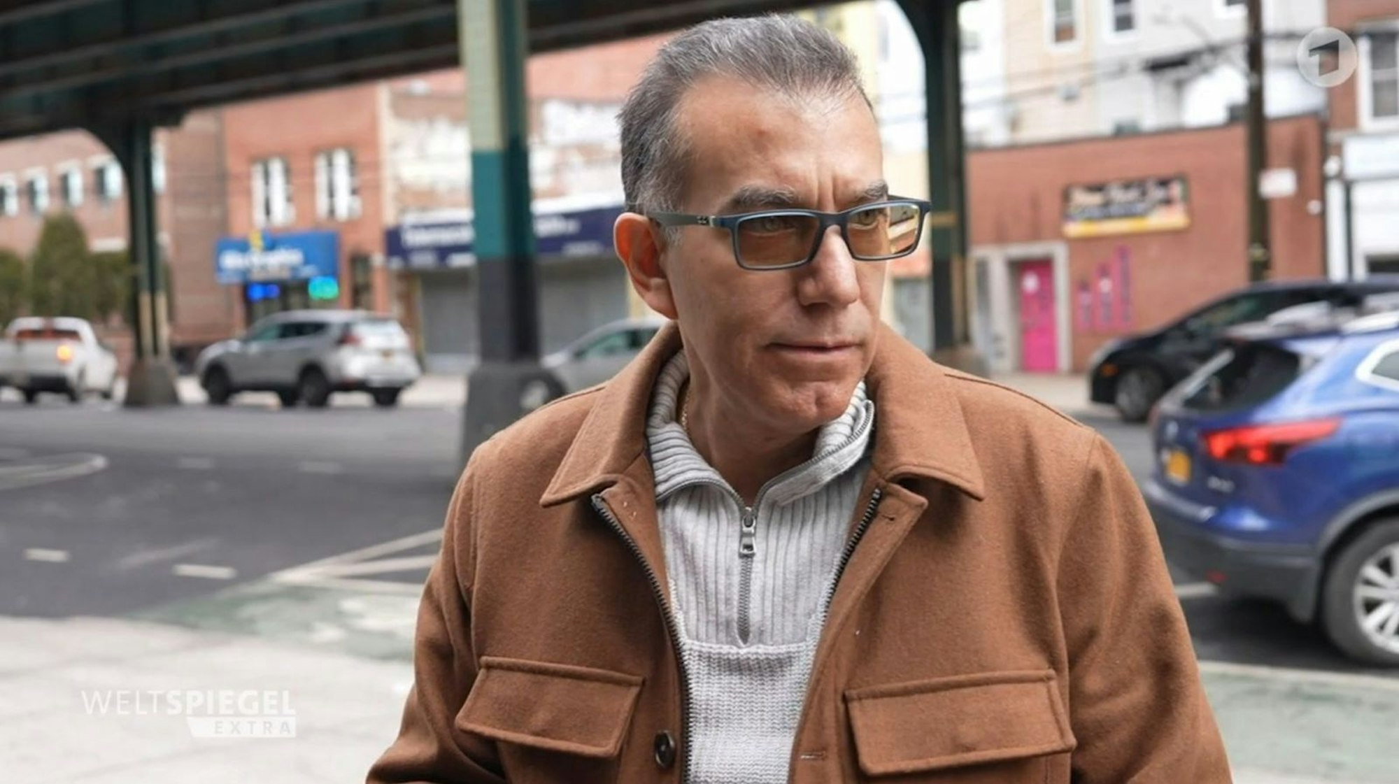 Supermarktbetreiber Carlos Collado sagt im „Weltspiegel Extra“: „Wir müssen damit beginnen, einiger der Leute loszuwerden, die wir definitiv hier nicht brauchen.“ (Bild: WDR)