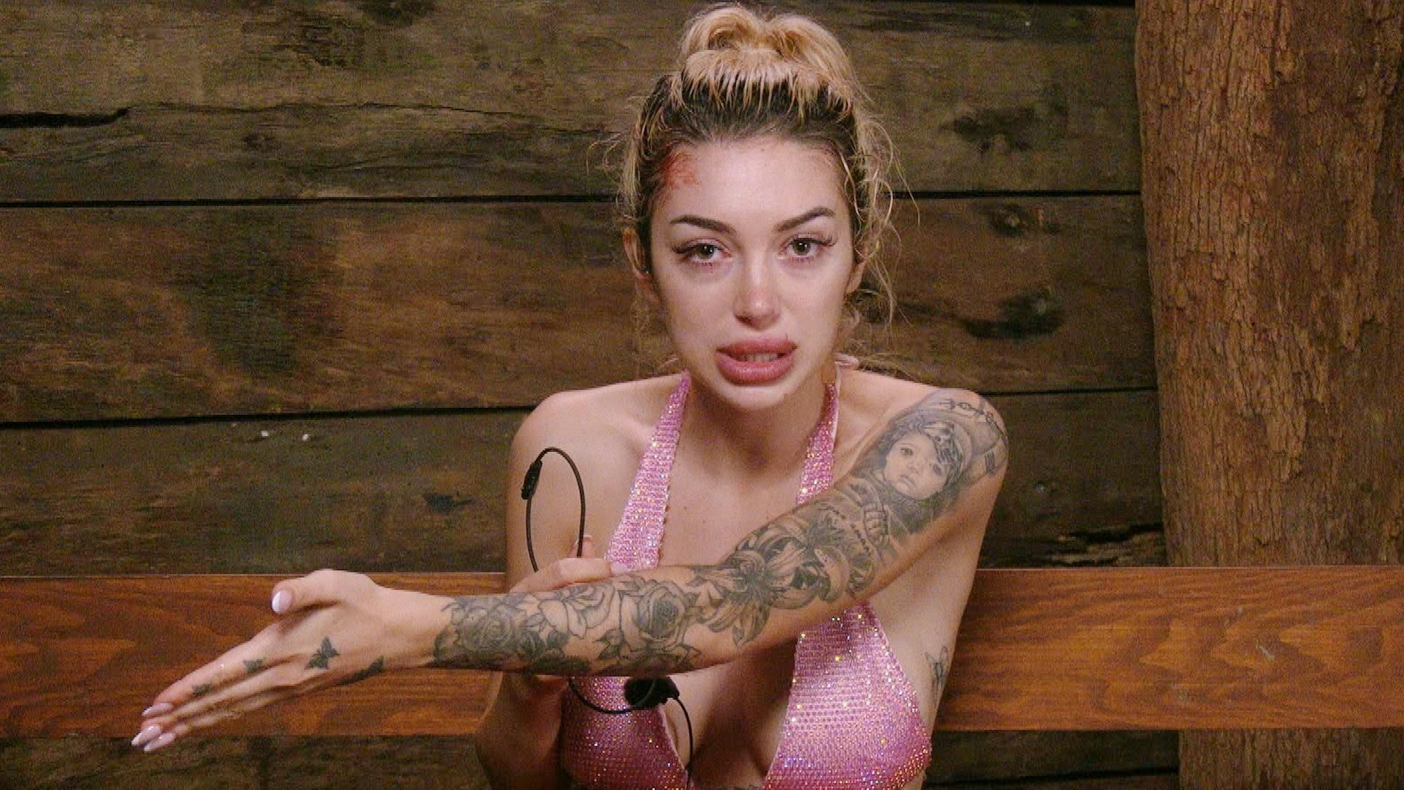 Kandidatin Ariel diskutiert und gestikuliert im RTL-Dschungelcamp