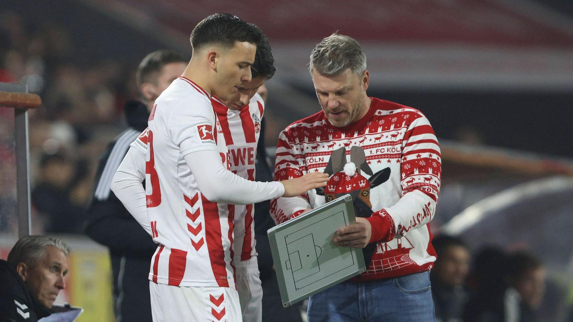 Zuletzt wiederholt Joker: Lukas Kwasniok, Trainer des 1. FC Köln, gibt Ausnahmetalent Said El Mala vor der Einwechslung taktische Anweisungen.