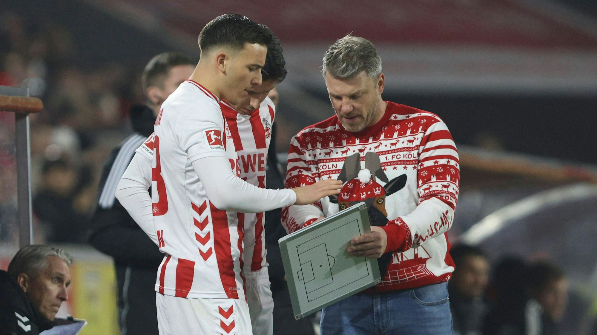 Zuletzt wiederholt Joker: Lukas Kwasniok, Trainer des 1. FC Köln, gibt Ausnahmetalent Said El Mala vor der Einwechslung taktische Anweisungen.