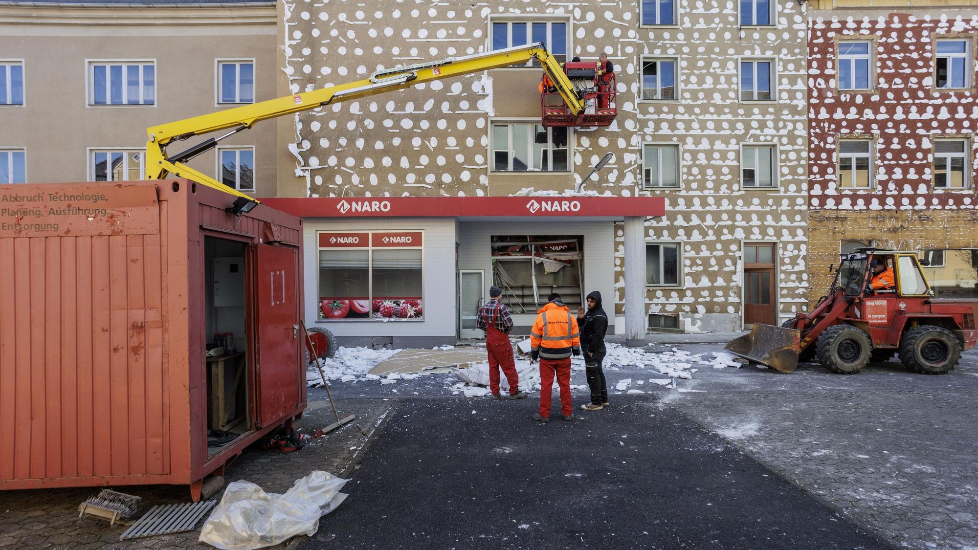 Die Außenkulisse der Lindenstraße-Kulisse wird abgerissen.
