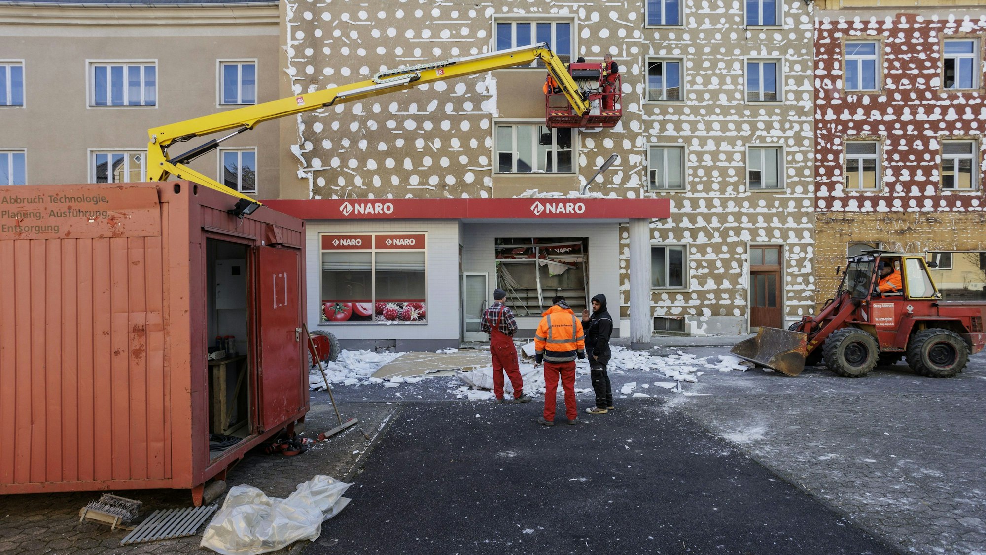 Die Außenkulisse der Lindenstraße-Kulisse wird abgerissen.