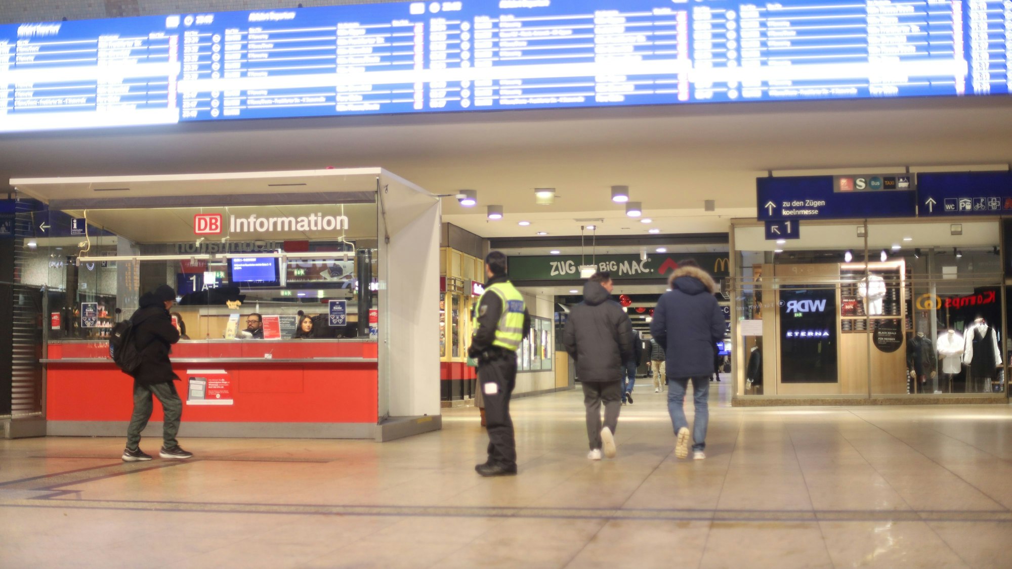 Im Kölner Hauptbahnhof ist ein Mann auf Reisende losgegangen (Symbolbild).