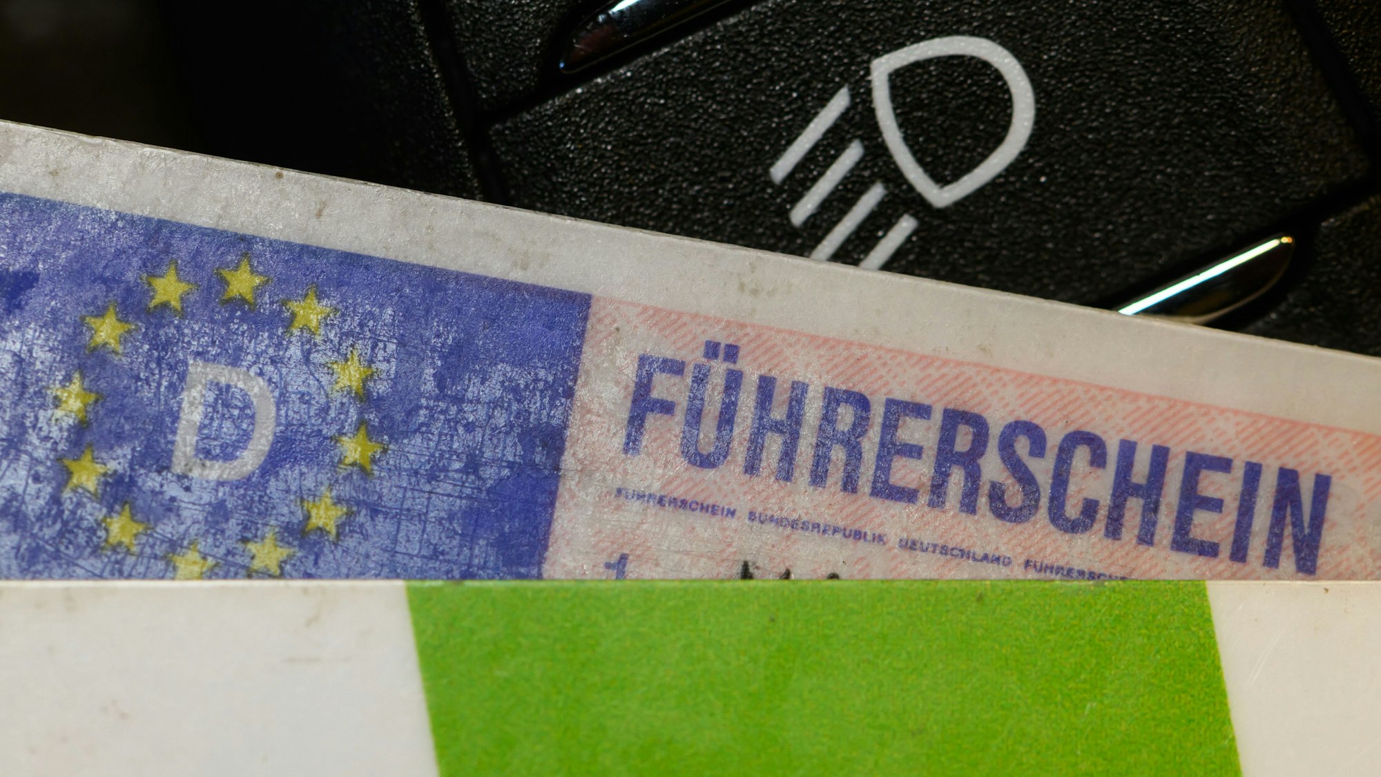 Ein Führerschein liegt auf einem Autoschlüssel.