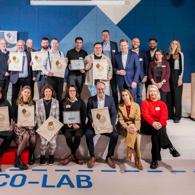 Das Bild zeigt die Finalisten des Social-Entrepreneur-Award, die sich zu einem Gruppenbild aufgestellt haben.