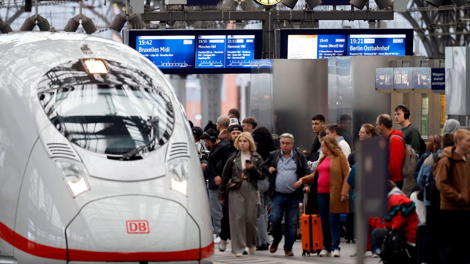 Impression vom Kölner Hauptbahnhof: Ein ICE fährt langsam in den Bahnhof, Reisende machen sich bereit, einzusteigen. Foto: IMAGO/Panama Pictures