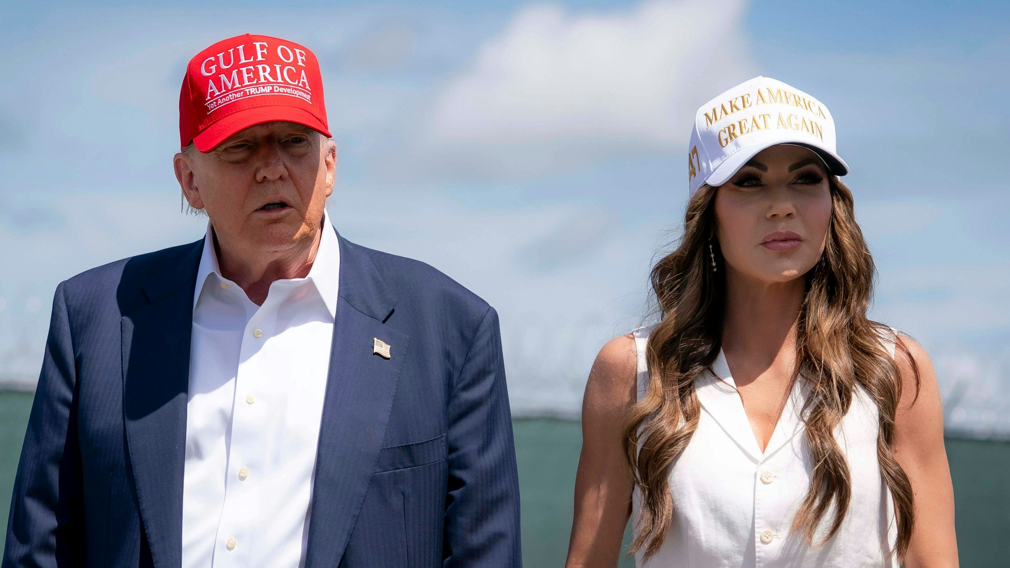 US-Präsident Donald Trump zusammen mit US-Heimatschutzministerin Kristi Noem. Die Kritik an der US-Regierung wächst nach den tödlichen Schüssen in Minneapolis. (Archivbild)