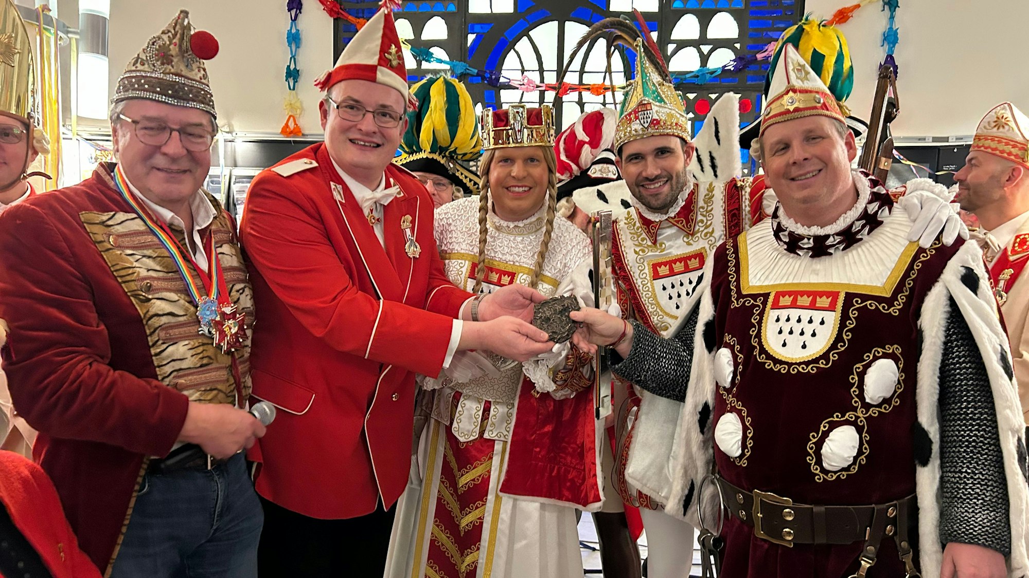 Das Dreigestirn erhält einen Preis im Vringstreff.