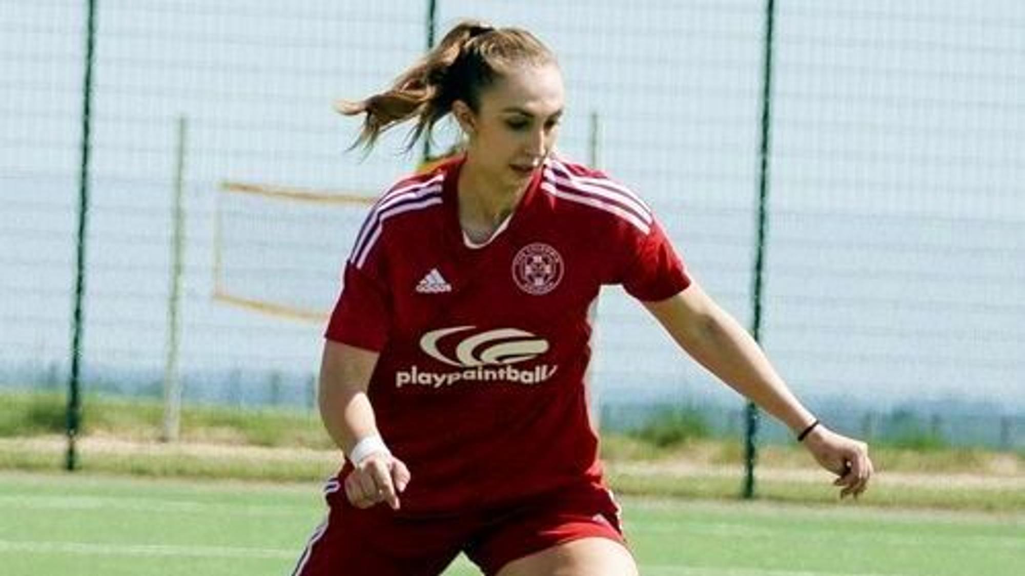 Julia Kurth am Ball.