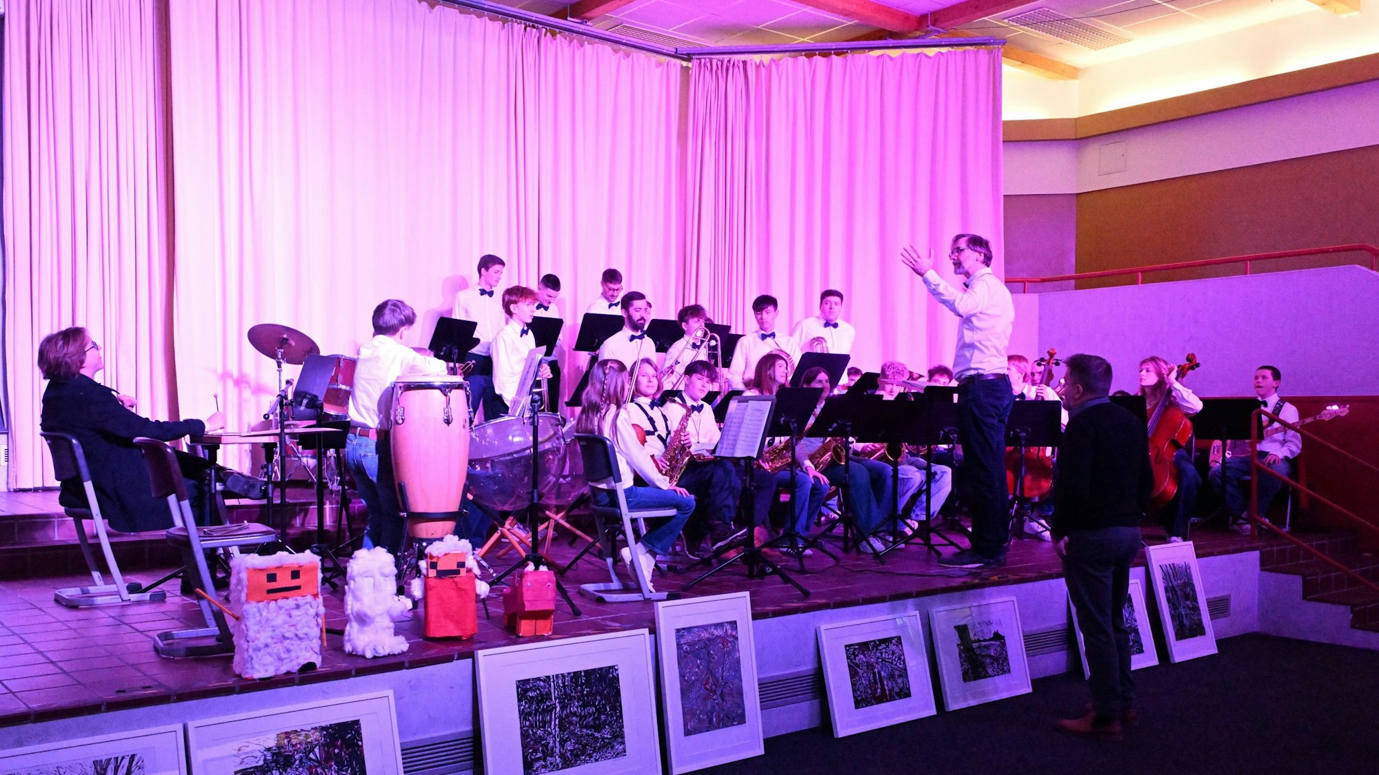 Dirigent und Band haben ihren Platz auf der Bühne.