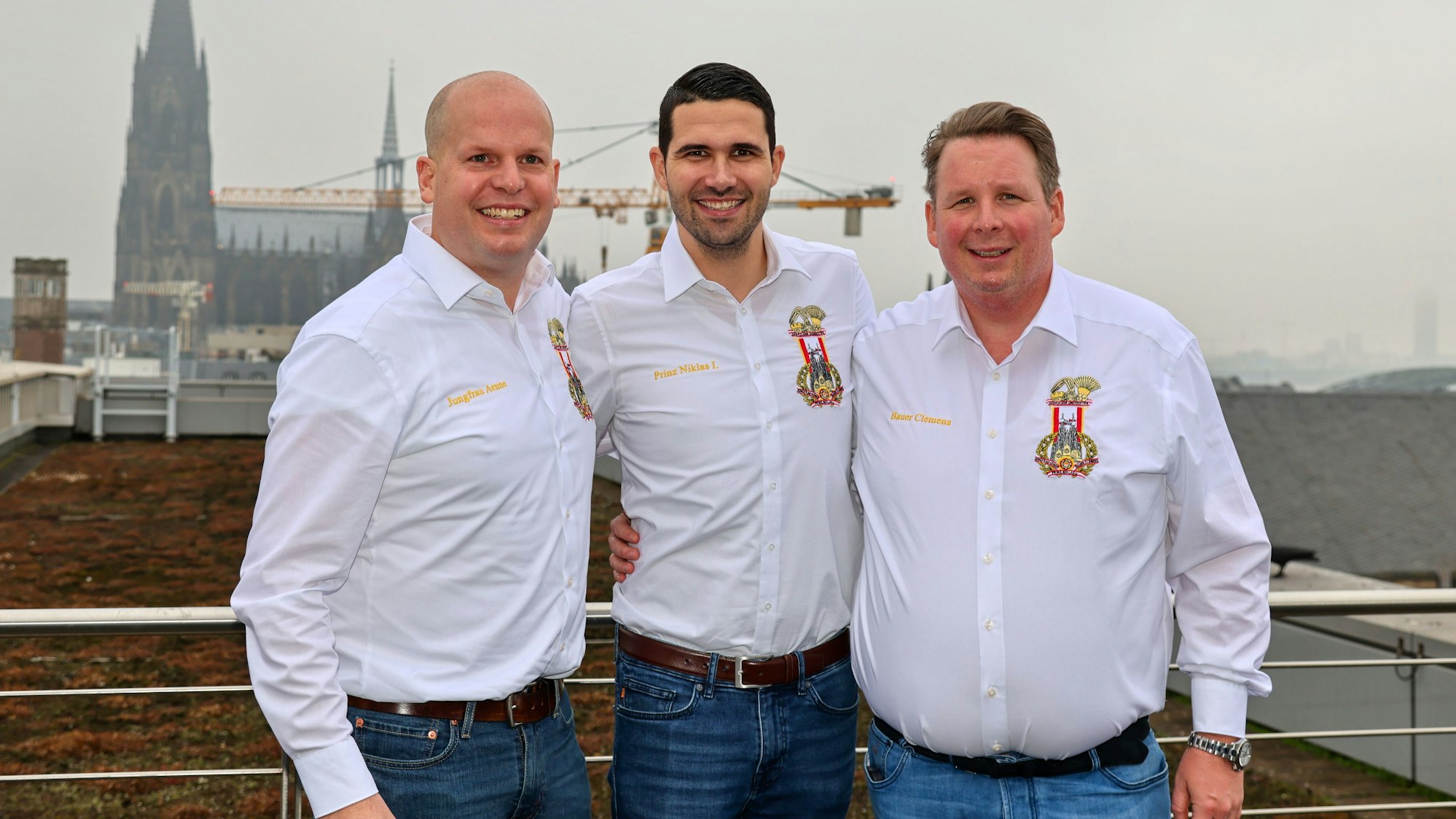 Das Kölner Dreigestirn auf dem Dach der Hofburg.