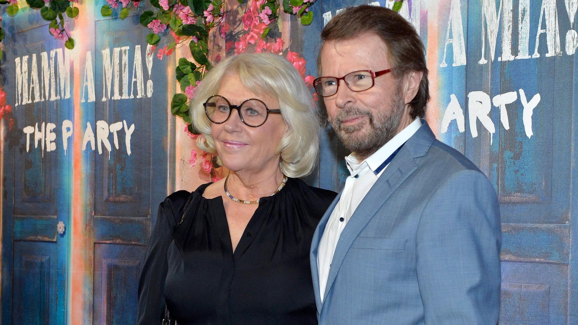 Björn Ulvaeus, Gründungsmitglied und Produzent der schwedischen Popgruppe Abba, und seine damalige Frau Lena kommen zur Premiere von „Mamma Mia! The Party“ im Restaurant Tyrol.