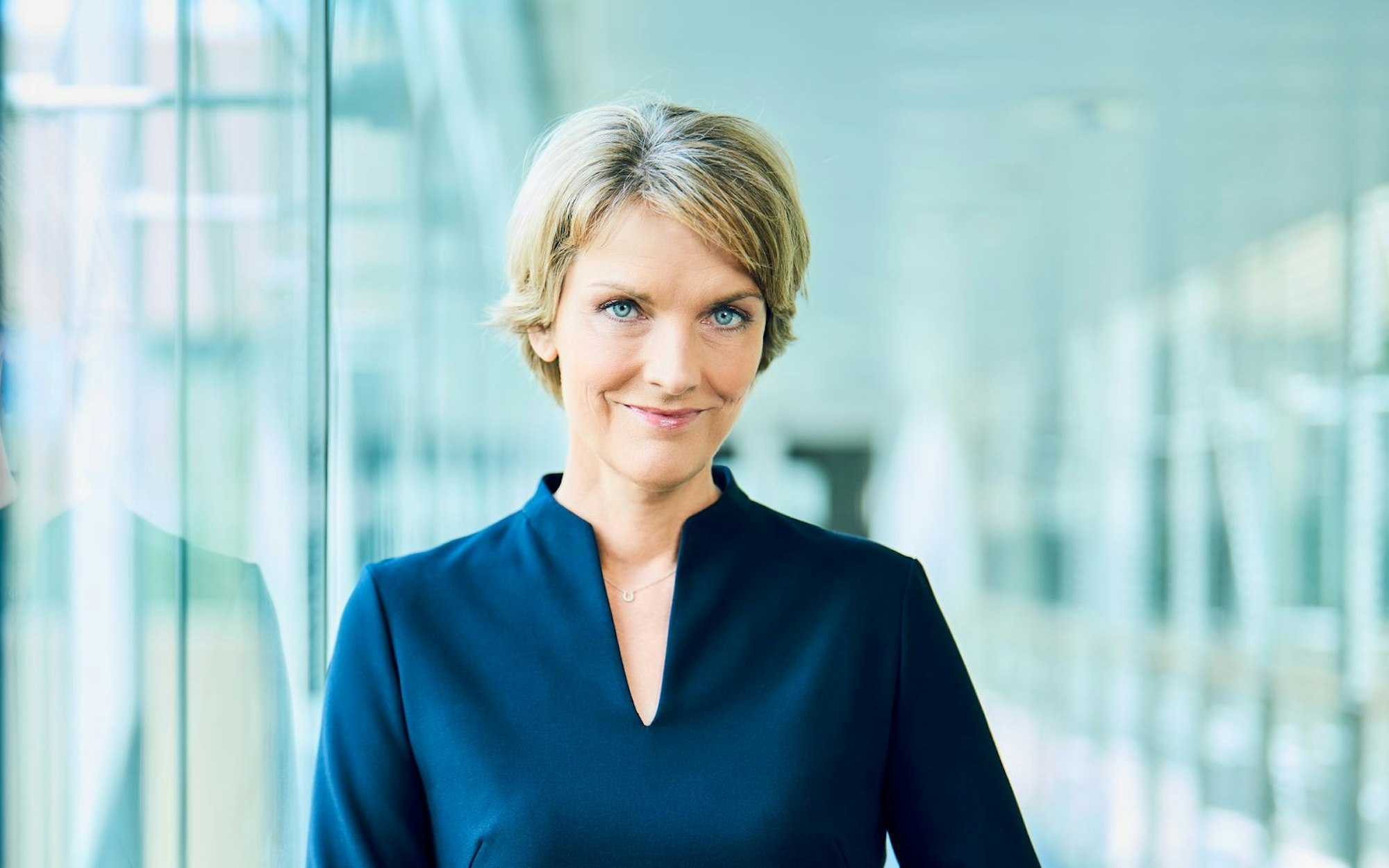 Marietta Slomka führt seit einem Vierteljahrhundert durch die Nachrichten - die letzten Jahre hält sie aber für besonders ereignisreich: „Es finden epochale Umbrüche statt und wir leben in sehr, sehr bewegten Zeiten mit sehr grundsätzlichen Veränderungen.“ (Bild: ZDF / Klaus Weddig)