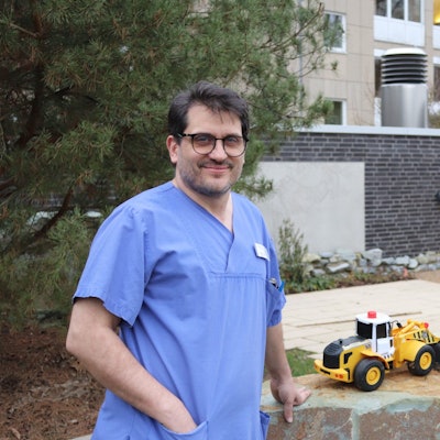Dr. Dejan Vlajnic im Außenbereich der Kinderpalliativstation.