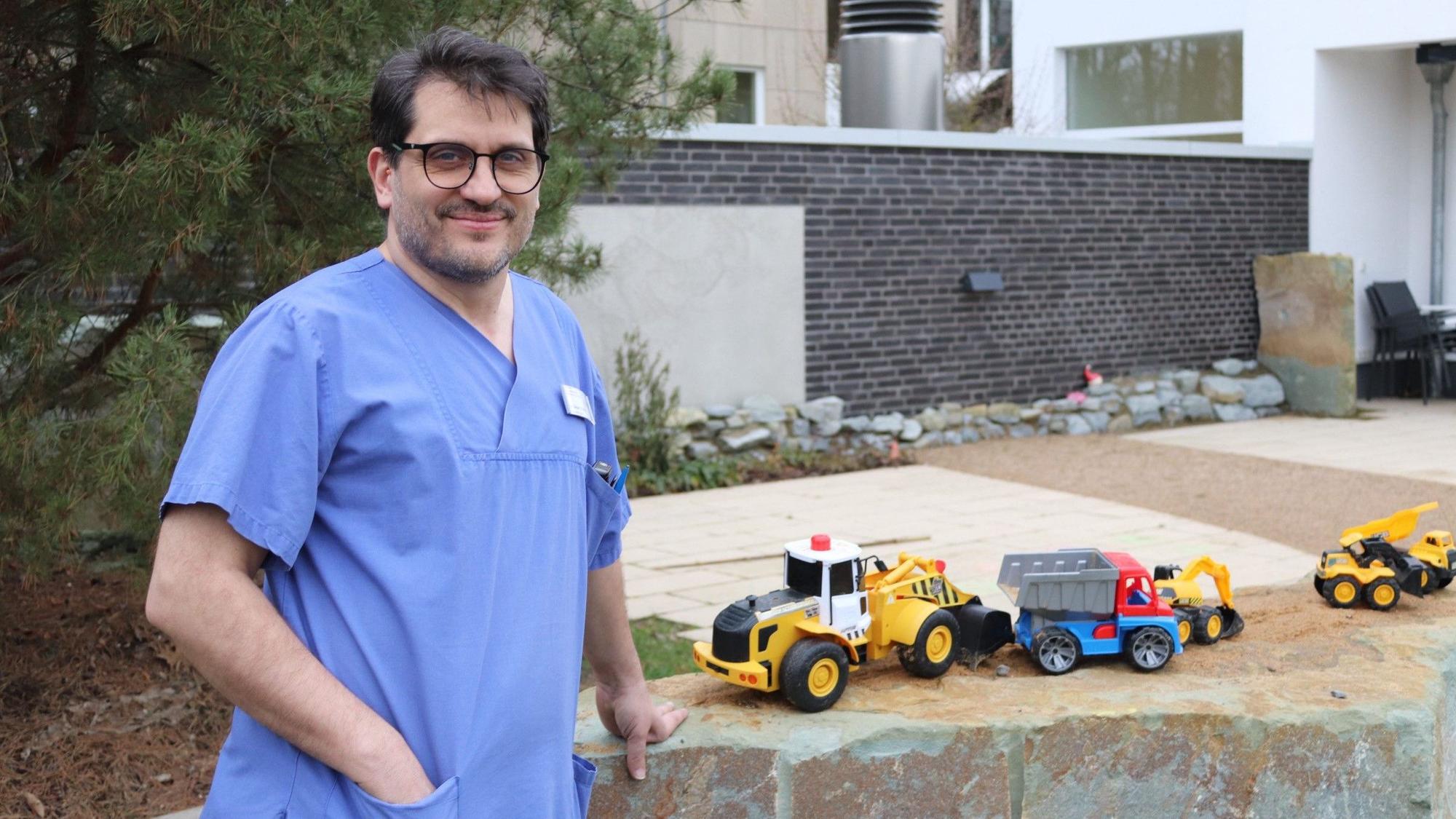 Dr. Dejan Vlajnic im Außenbereich der Kinderpalliativstation.