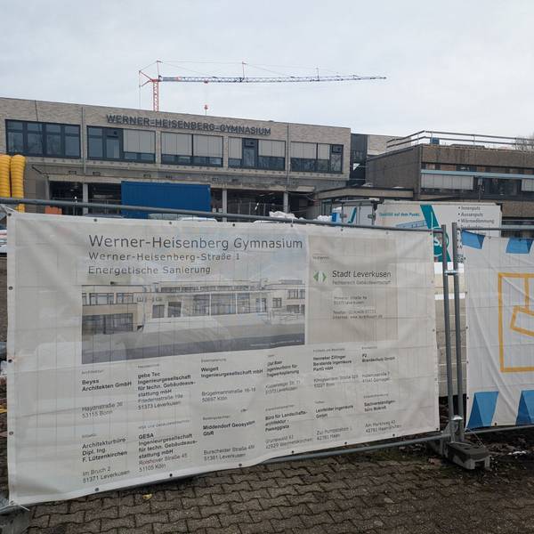 Ein Bauzaun vor dem Werner-Heisenberg-Gymnasium