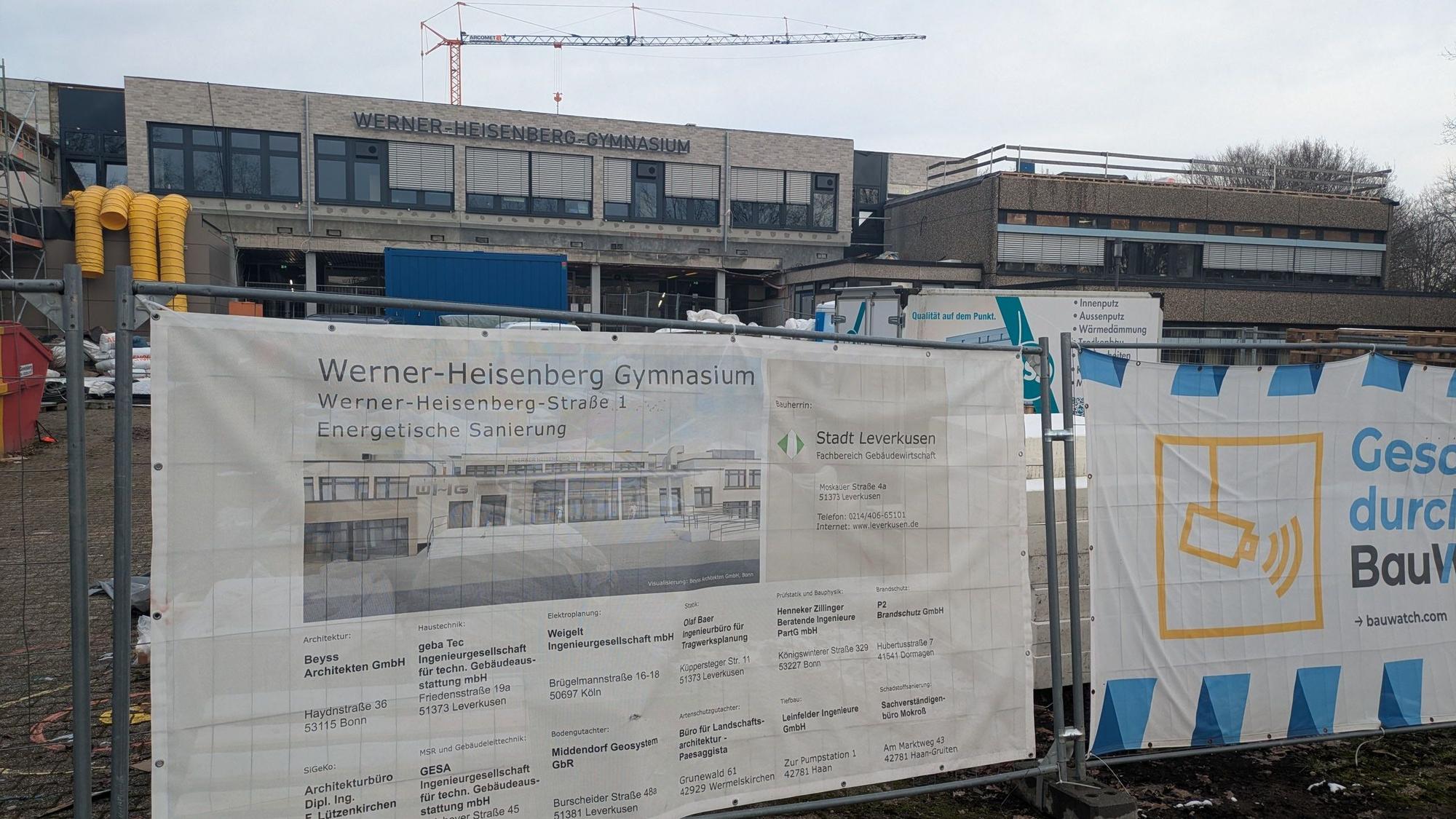 Ein Bauzaun vor dem Werner-Heisenberg-Gymnasium