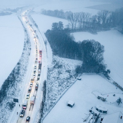Auf den Straßen ist bei den winterlichen Witterungsbedingungen Vorsicht geboten. (Symbolbild)