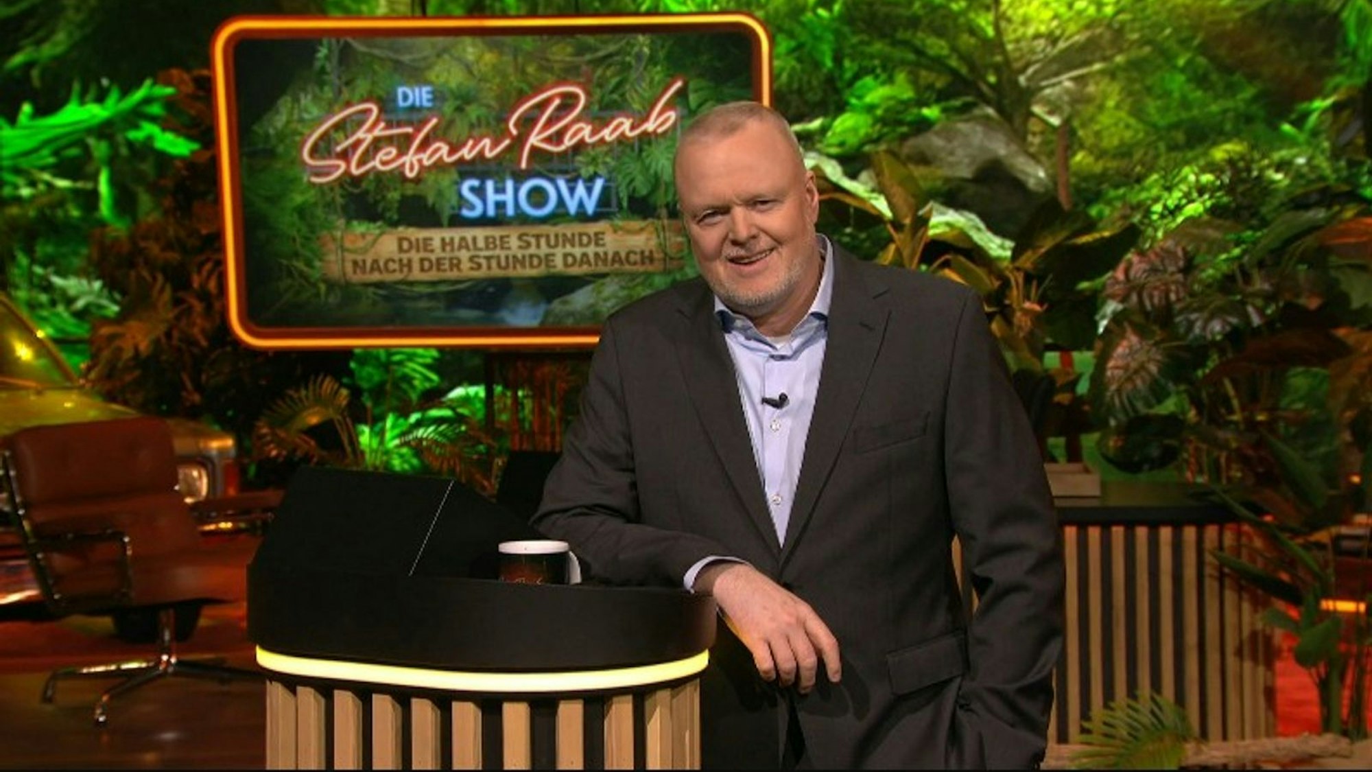Stefan Raab arbeitete sich in seiner neuen Show zum Dschungelcamp an dem RTL-Format ab. (Bild: RTL)