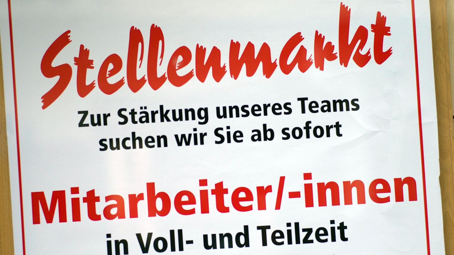 Ein Schild mit der Aufschrift «Stellenmarkt - Zur Stärkung unseres Teams suchen wir Sie ab sofort - Mitarbeiter/-innen in Voll- und Teilzeit - gerne auch ungelernt» hängt in einem Schaufenster.