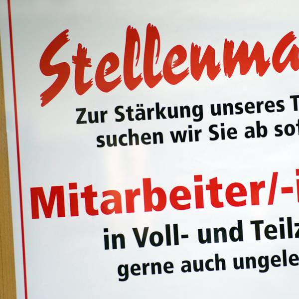 Ein Schild mit der Aufschrift «Stellenmarkt - Zur Stärkung unseres Teams suchen wir Sie ab sofort - Mitarbeiter/-innen in Voll- und Teilzeit - gerne auch ungelernt» hängt in einem Schaufenster.