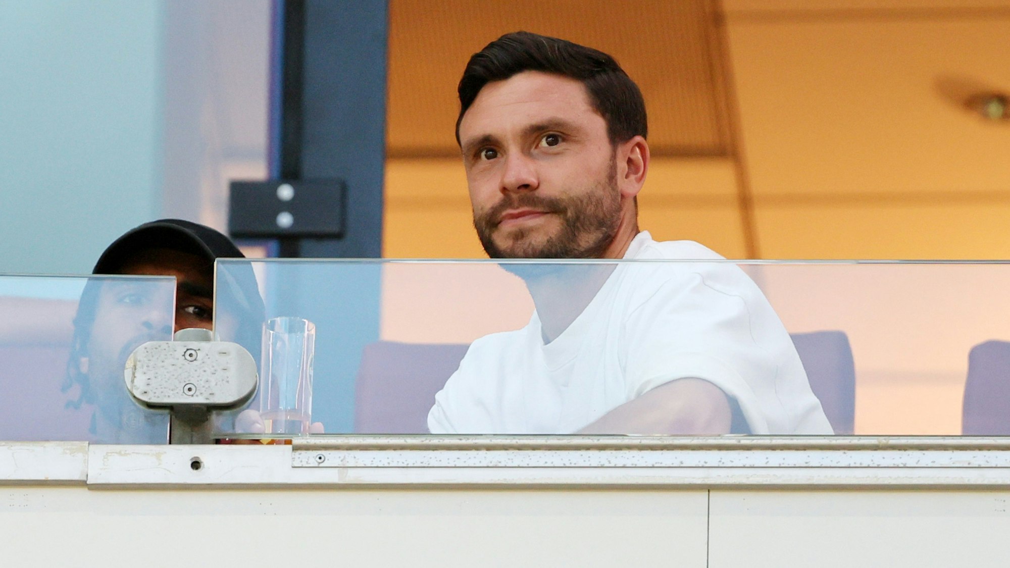 Jonas Hector verfolgt ein Spiel des 1. FC Köln als Zuschauer.