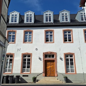 Das Bild zeigt das Rathaus.