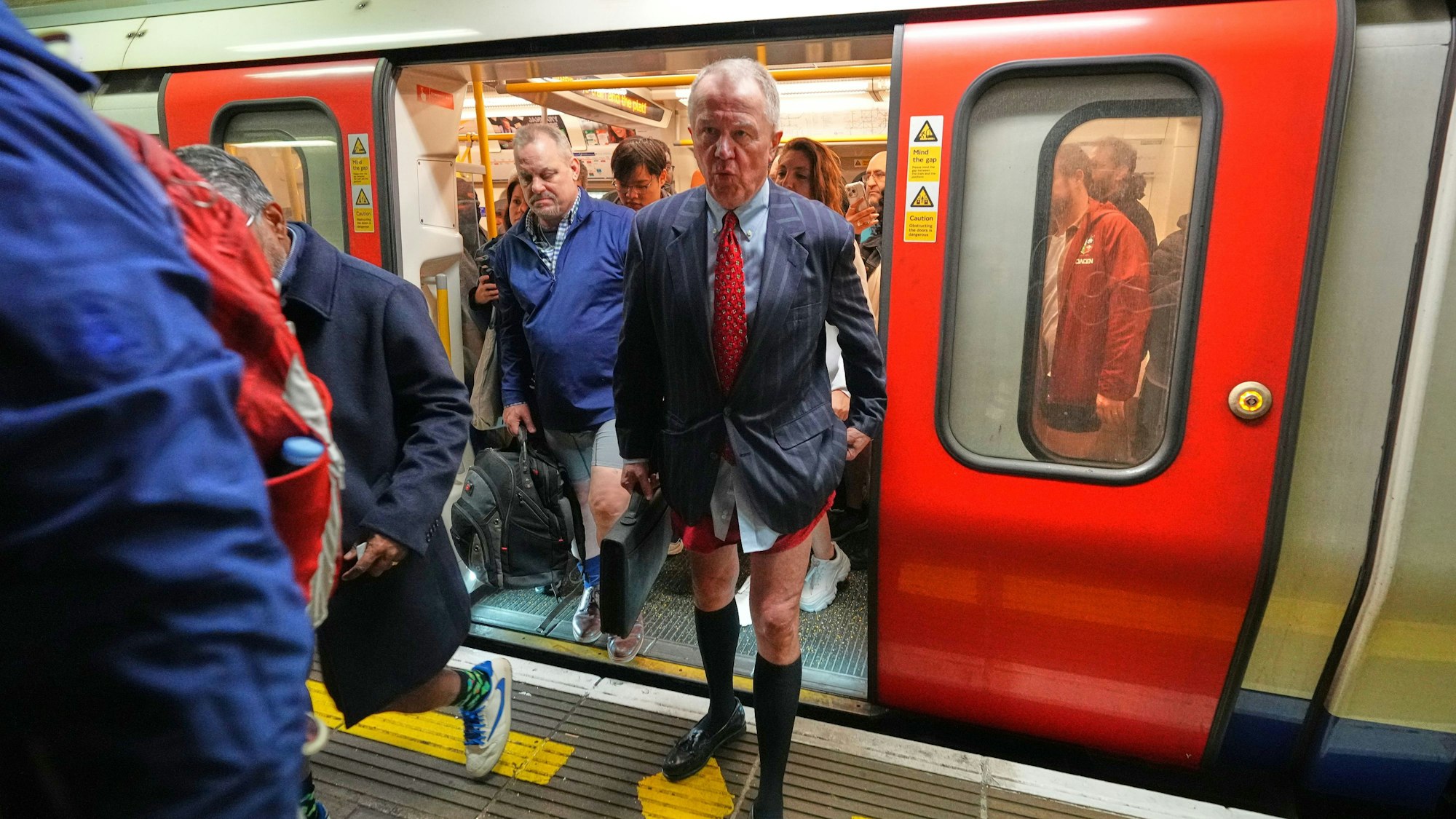 Fahrgäste fahren in der U-Bahn während der jährlichen „No Trousers Tube Ride“ in London.