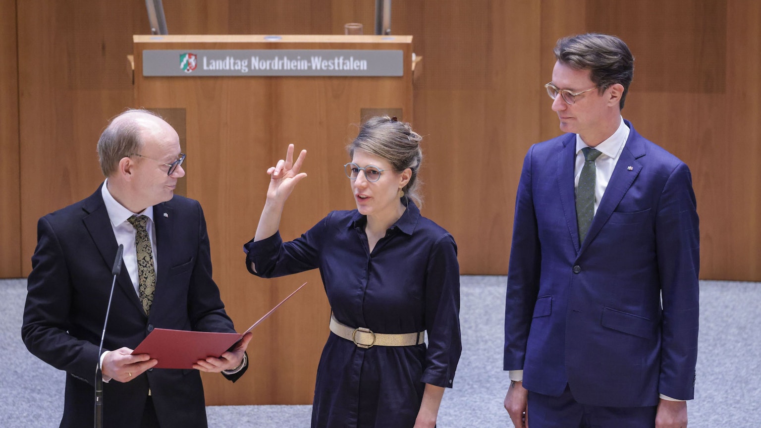 Verena Schäffer ist die neue Ministerin für Kinder, Jugend, Familie, Gleichstellung, Flucht und Integration in Nordrhein-Westfalen. Sie wird im Landtag von Andre Kuper (l, CDU), Präsident des Landtags von Nordrhein-Westfalen, und Hendrik Wüst (r, CDU), Ministerpräsident, vereidigt.