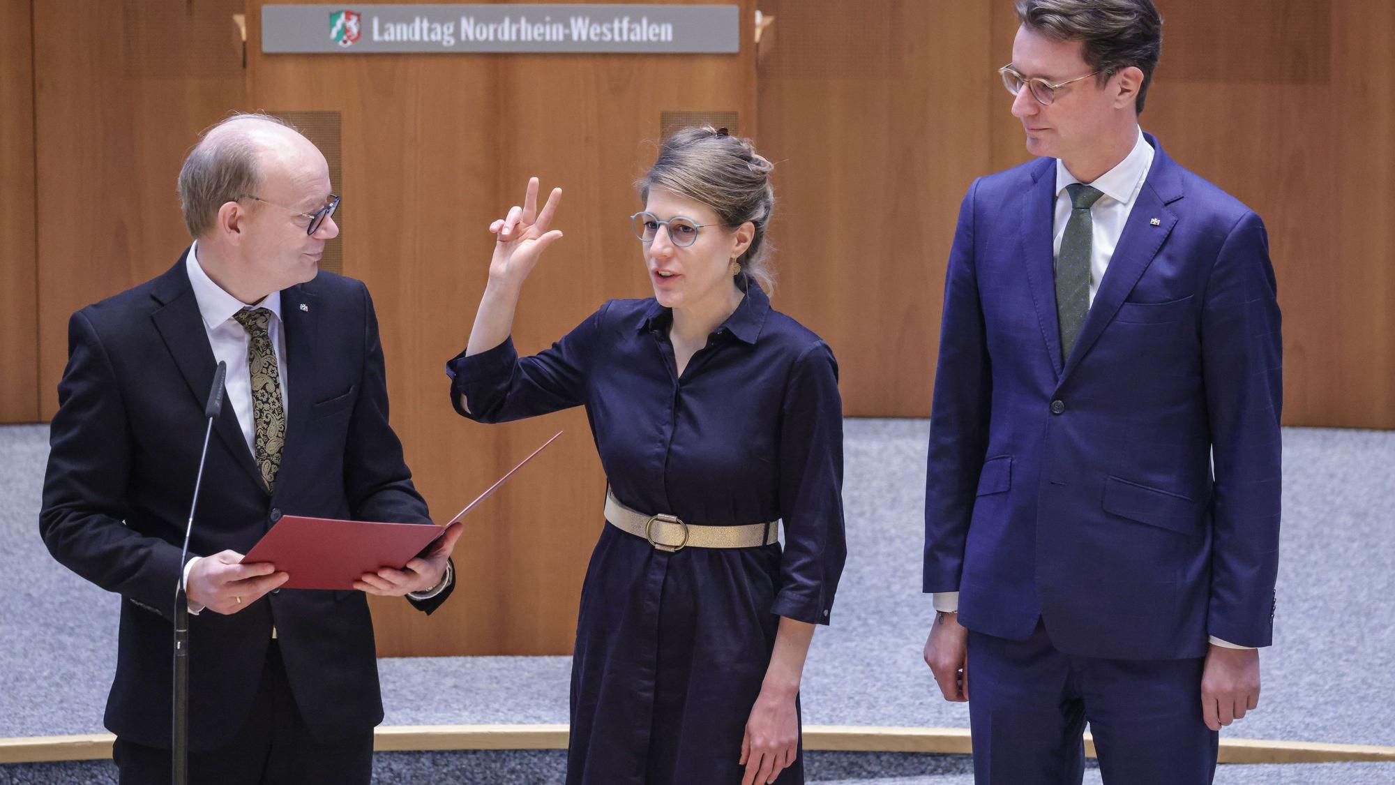 Verena Schäffer ist die neue Ministerin für Kinder, Jugend, Familie, Gleichstellung, Flucht und Integration in Nordrhein-Westfalen. Sie wird im Landtag von Andre Kuper (l, CDU), Präsident des Landtags von Nordrhein-Westfalen, und Hendrik Wüst (r, CDU), Ministerpräsident, vereidigt.