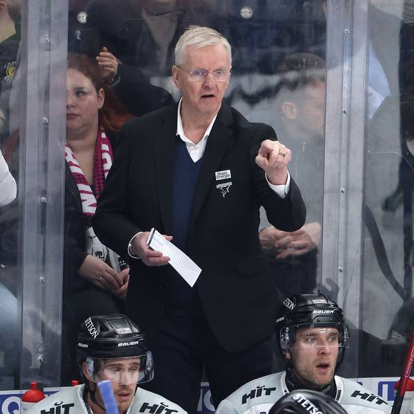 Trainer Kari Jalonen gibt Anweisungen / Aktion / Oberkörper / / Eishockey / Penny DEL Deutsche Eishockey Liga / 30. Spieltag Saison 2025/2026 / 21.12.2025 / EHC Eisbären Berlin EBB vs. Kölner Haie KEC / *** Coach Kari Jalonen gives instructions Upper body action Sport Ice field hockey Penny DEL Deutsche Eishockey Liga 30 Spieltag Saison 2025 2026 21 12 2025 EHC Eisbären Berlin EBB vs Kölner Haie KEC