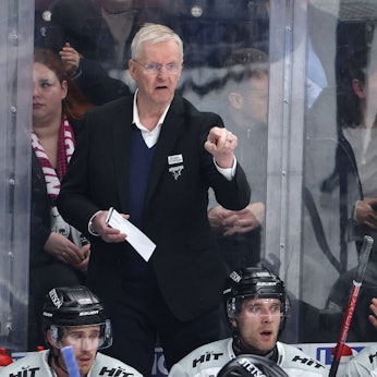 Trainer Kari Jalonen gibt Anweisungen / Aktion / Oberkörper / / Eishockey / Penny DEL Deutsche Eishockey Liga / 30. Spieltag Saison 2025/2026 / 21.12.2025 / EHC Eisbären Berlin EBB vs. Kölner Haie KEC / *** Coach Kari Jalonen gives instructions Upper body action Sport Ice field hockey Penny DEL Deutsche Eishockey Liga 30 Spieltag Saison 2025 2026 21 12 2025 EHC Eisbären Berlin EBB vs Kölner Haie KEC