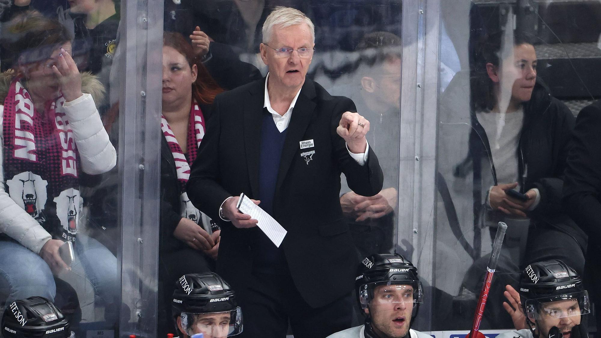 Trainer Kari Jalonen gibt Anweisungen / Aktion / Oberkörper / / Eishockey / Penny DEL Deutsche Eishockey Liga / 30. Spieltag Saison 2025/2026 / 21.12.2025 / EHC Eisbären Berlin EBB vs. Kölner Haie KEC / *** Coach Kari Jalonen gives instructions Upper body action Sport Ice field hockey Penny DEL Deutsche Eishockey Liga 30 Spieltag Saison 2025 2026 21 12 2025 EHC Eisbären Berlin EBB vs Kölner Haie KEC