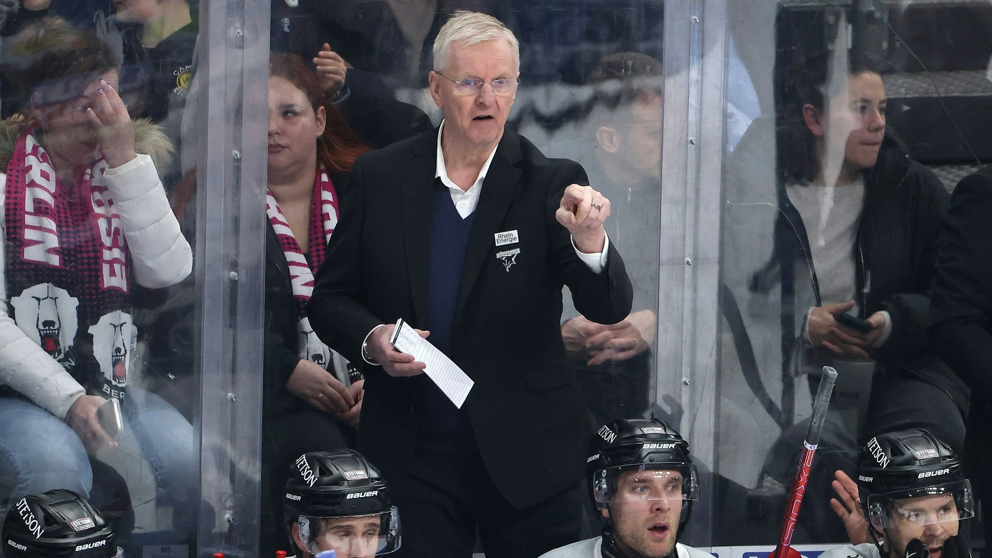 Trainer Kari Jalonen gibt Anweisungen / Aktion / Oberkörper / / Eishockey / Penny DEL Deutsche Eishockey Liga / 30. Spieltag Saison 2025/2026 / 21.12.2025 / EHC Eisbären Berlin EBB vs. Kölner Haie KEC / *** Coach Kari Jalonen gives instructions Upper body action Sport Ice field hockey Penny DEL Deutsche Eishockey Liga 30 Spieltag Saison 2025 2026 21 12 2025 EHC Eisbären Berlin EBB vs Kölner Haie KEC