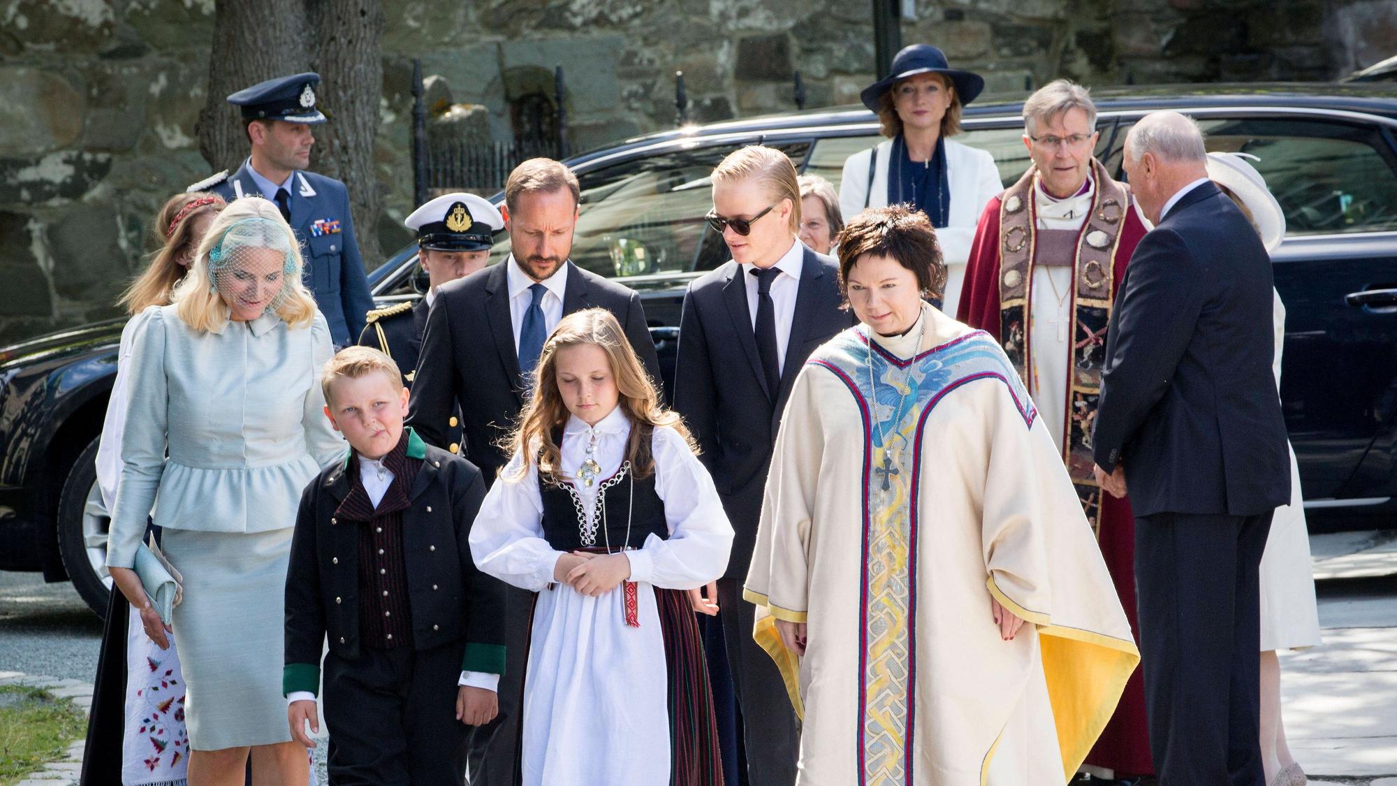 König Harald, Königin Sonja, Haakon, Mette-Marit, Kinder und Geistliche