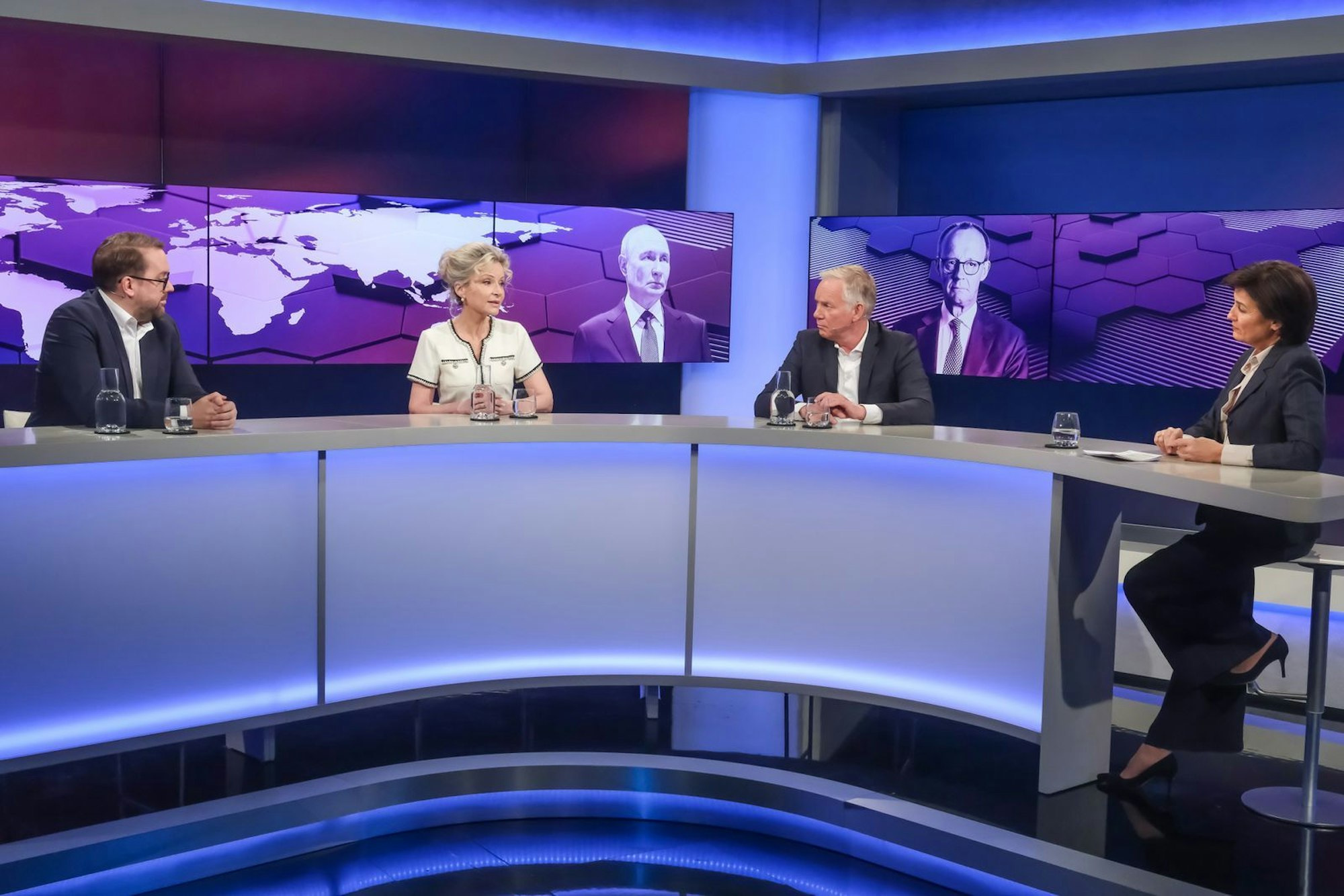 Neben der dänischen Premierministerin waren bei Maischberger am Dienstagabend auch Journalist Paul Ronzheimer (l.), USA-Expertin Sandra Navidi und Moderator Johannes B. Kerner zu Gast.
(Bild: WDR/ Oliver Ziebe)