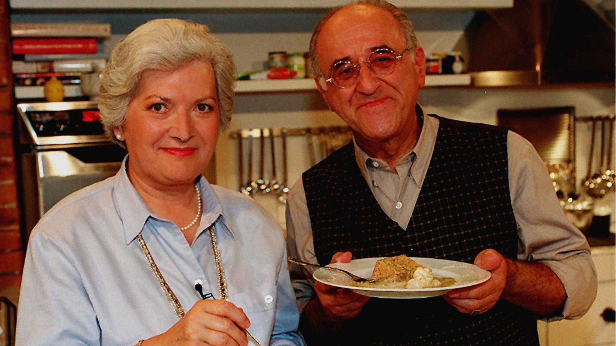 Christiane Herzog, die Frau des damaligen Bundespräsidenten Roman Herzog, und Alfred Biolek posieren für ein Foto der Serie „Alfredissimo-Kochen mit Bio“.