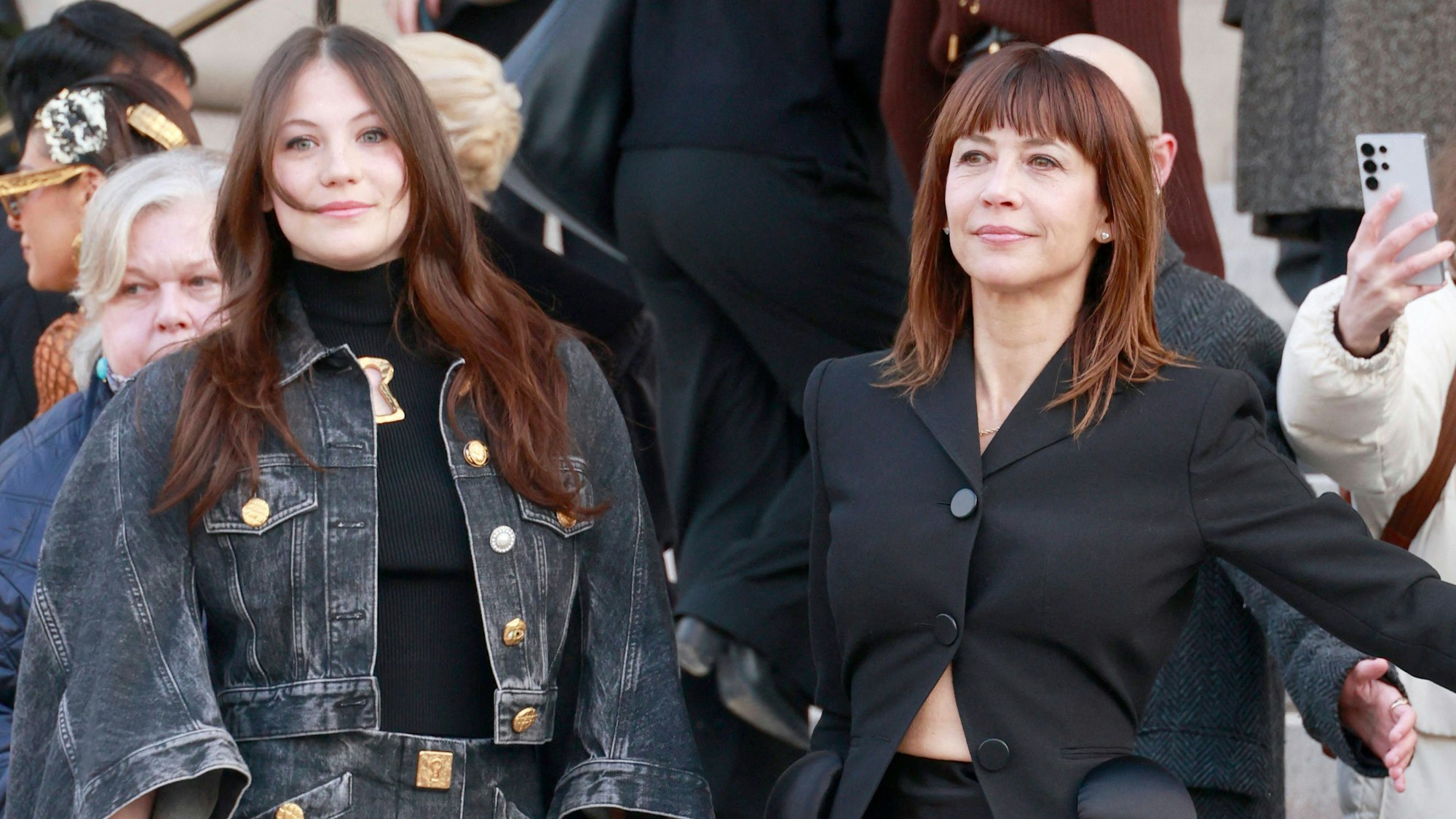 Sophie Marceau mit ihrer Tochter Juliette Lemley bei der Präsentation der Schiaparelli Haute Couture Frühjahr/Sommer 2026 während der Paris Fashion Week am 26. Januar 2026 in Paris.